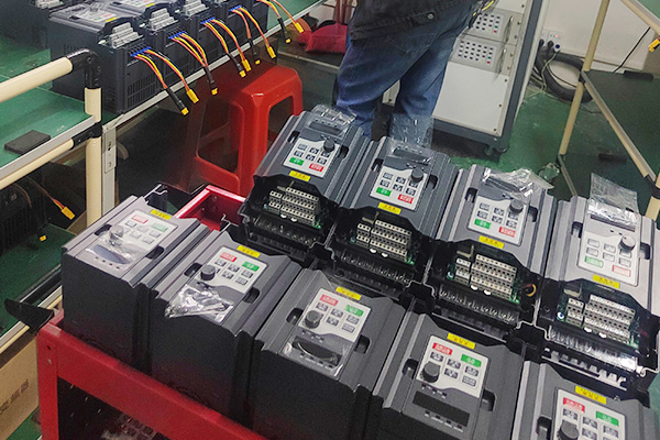 变频器的工作原理是什么？